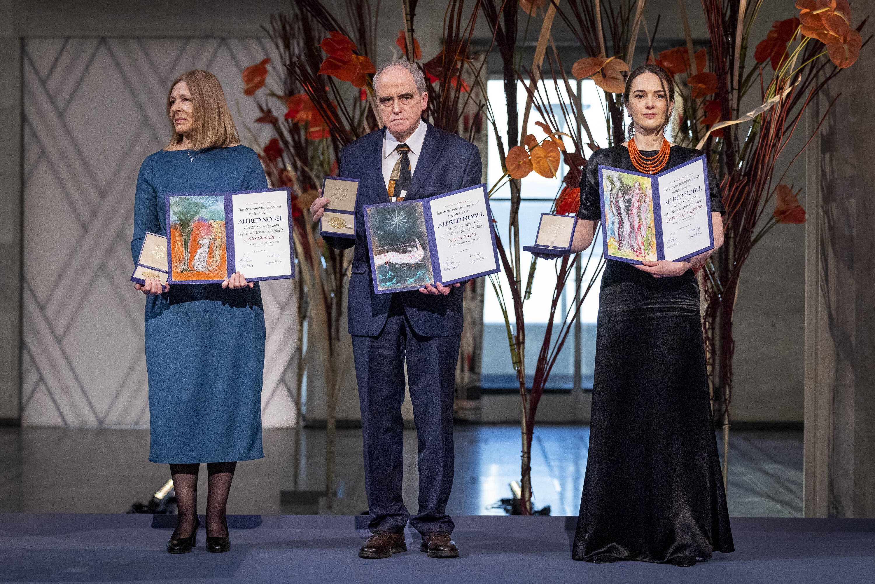 Representanter for Nobels fredsprisvinnere 2022 med diplomer og medalje.